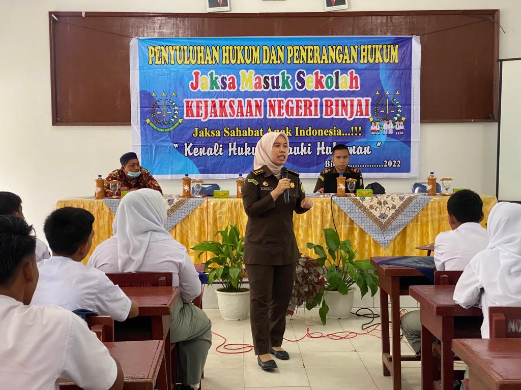 SOSIALISASI: Jaksa fungsional pada Seksi Intelijen Kejari Binjai, Ratih Adhani melakukan sosialisasi kepada pelajar SMAN 7 Binjai tentang bahaya dan dampak narkoba di lingkungan pelajar serta ancaman hukumannya.Istimewa/Sumut Pos.