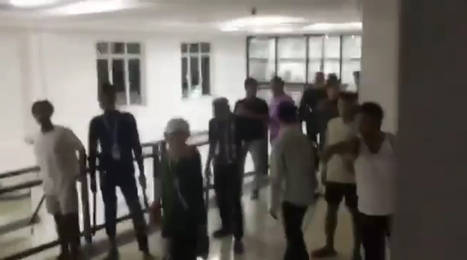 Sekelompok orang diduga preman bersajam, menghadang upaya kabur WNI dari sebuah gedung di Kamboja. (Istimewa/Sumut Pos)