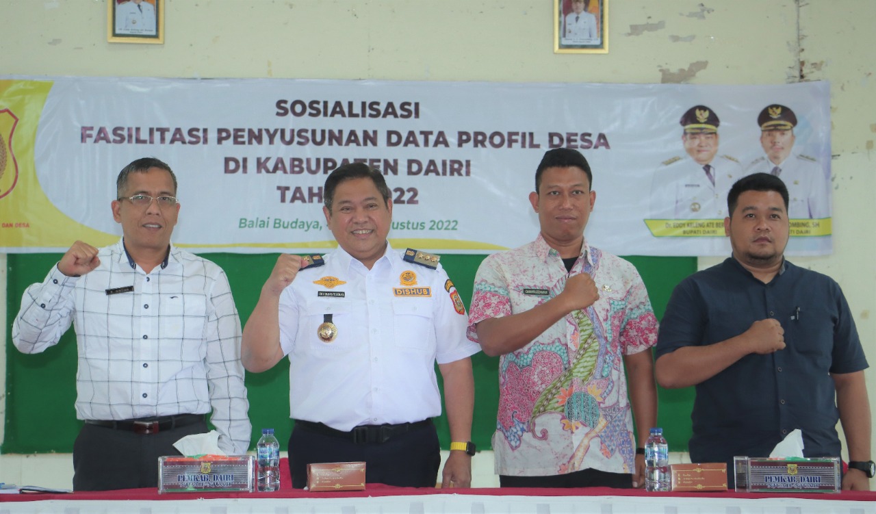 DIABADIKAN. Bupati Dairi, Eddy KA Berutu didampingi Kadispemdes, Bahagia Ginting serta narasumber dari Dispemdes Provsu diabadikan saat sosialisasi penyusunan profil Desa di gedung Balai Budaya Sidikalang, Jumat (5/8/2022). (Sumut Pos/Komimfo Dairi)