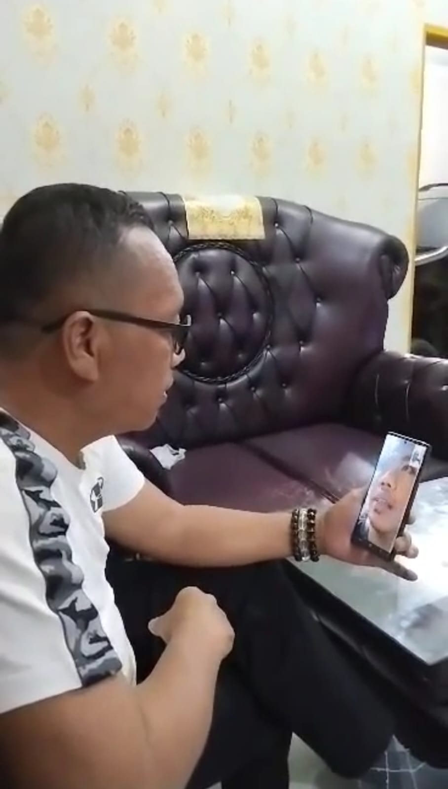 Anggota DPRD Binjai, Joko Basuki saat melakukan panggilan telepon video dengan WNI asal kota rambutan yang bekerja di Kamboja.Istimewa/Sumut Pos.