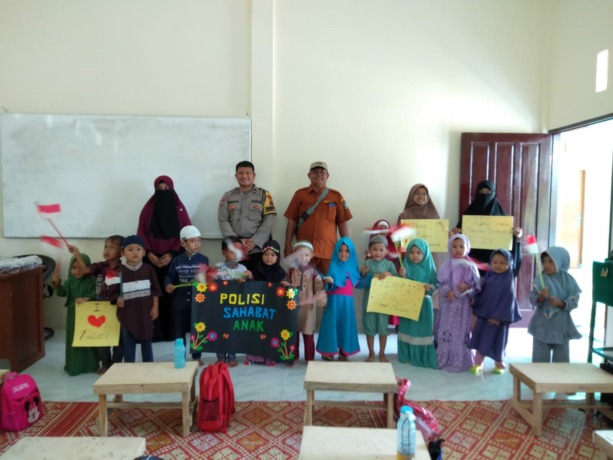 EDUKASI: Jajaran Polsek Padang Hulu, Aipda Lukman ketika memberikan edukasi ten tang Prokes. (IST)