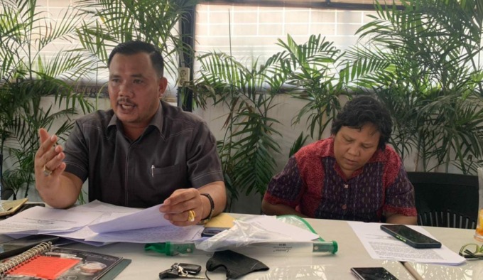 Foto: Santi Bulung didampingi kuasa hukumnya Bornok Simanjuntak SH MH, memberikan keterangan, Rabu (10/8).