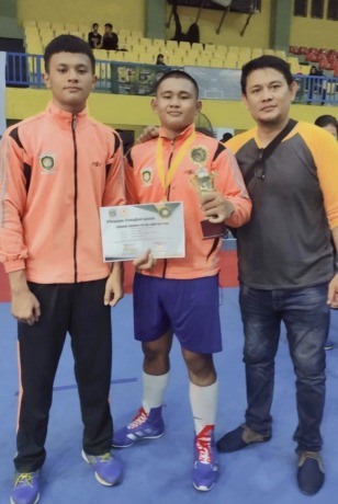 Jeremy Sihotang (tengah) usai berhasil meraih medali emas didampingi sang ayah, Dicky Sihotang (kanan) yang merupakan wartawan asal Kota Medan.