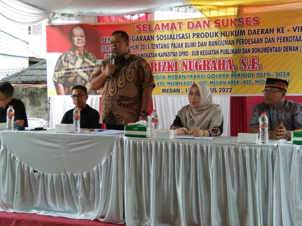 SOSIALISASI: Anggota DPRD Kota Medan, Rizki Nugraha saat Sosialisasi Produk Hukum Daerah VIII Perda No.3 Tahun 2011 Tentang PBB Pedesaan dan Perkotaan di Jalan Pimpong No.9, Kelurahan Pasar Merah Barat, Kecamatan Medan Kota, Sabtu (13/8/2022) sore.