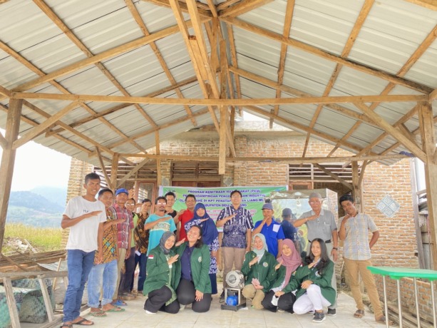 BERSAMA: Tim Pengabdian Kepada Masyarakat Fakultas Pertanian USU diabadikan bersama Poktan Deliserdang.(ist)