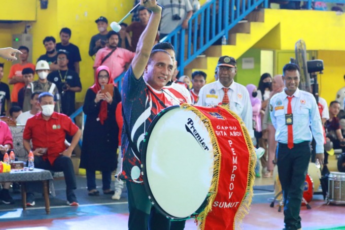 TAMPIL: Gubsu Edy Rahmayadi ikut tampil memainkan drum band pada Kejuaraan Marching Band Piala Gubsu, Minggu (14/8). (IST)