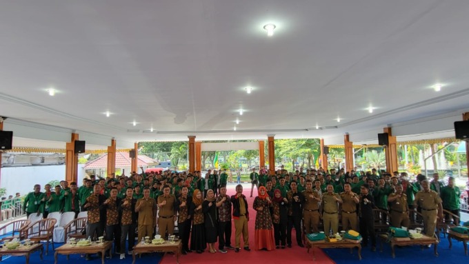 Foto bersama : Ketua STOK Bina Guna Medan, Hj Liliana Puspa Sari dengan Wali Kota Binjai, H Amir Hamzah beserta 150 mahasiswa yang melakukan magang dan KKN.Istimewa/Sumut Pos.