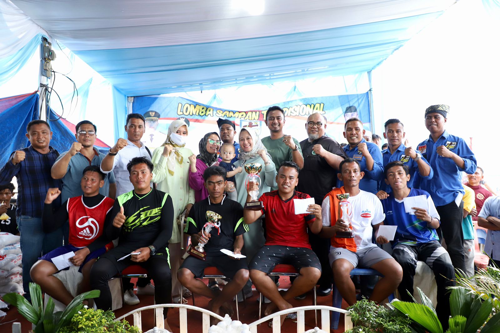 Ketua DPD KNPI Langkat, H Rizky Yunanda Sitepu foto bersama dengan para pemenang lomba pacu dayung sampan tradisional di aliran Sungai Babalan, Pangkalanbrandan.