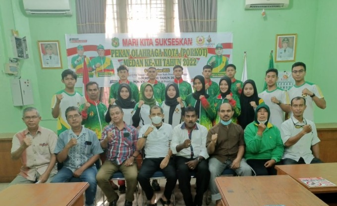 BERSAMA: Ketua Umum KONI Medan Drs Eddy H Sibarani bersama Shorinji Kempo Medan yang akan tampil di Selekda. (IST)