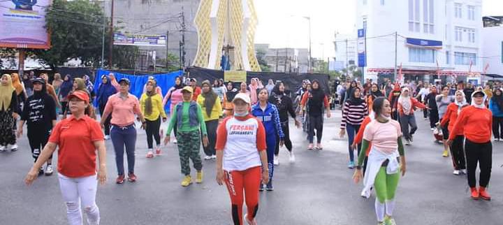 SENAM: Masyarakat mengikuti Senam Sehat Minggu untuk mewujudkan masyarakat sehat di Kabupaten Labuhanbatu. (fajar)