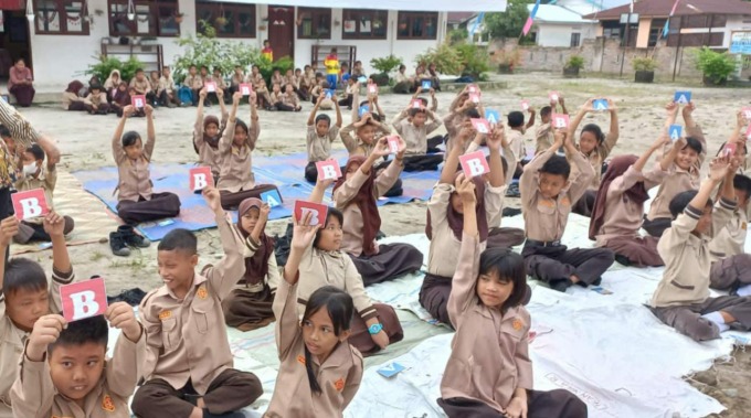 GAME : Siswa UPT SD Negeri 08 Tanjung Seri terlihat semangat mengikuti game Ranking 1 yang ditujukan untuk menumbuhkan  motivasi siswa dalam belajar. (ist)