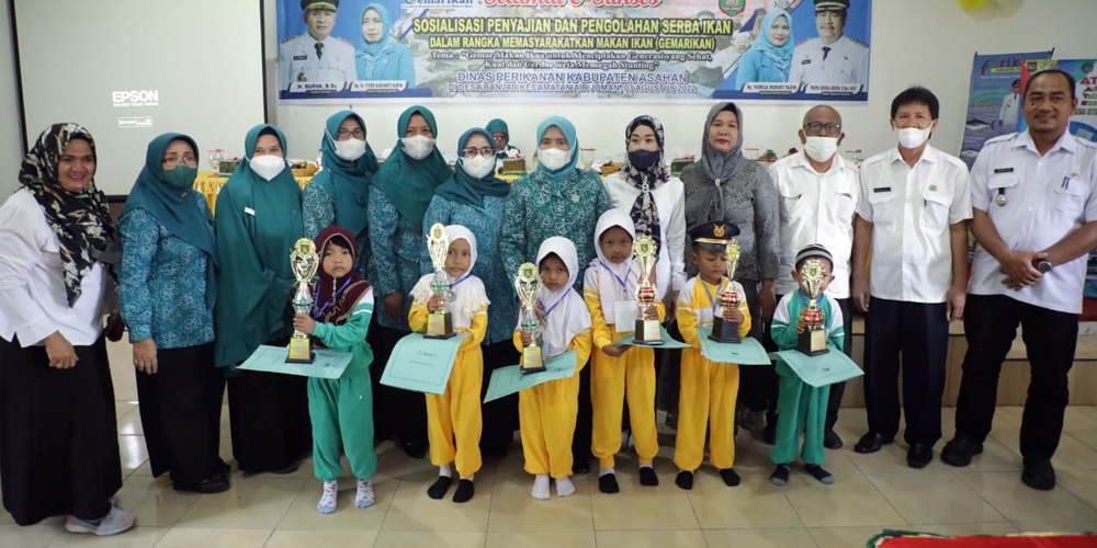 PEMENANG: Dinas Perikanan Asahan foto bersama dengan anak-anak pemenang lomba mewarnai gambar di Balai Desa Banjar, Kecamatan Airjoman, Rabu (3/8).