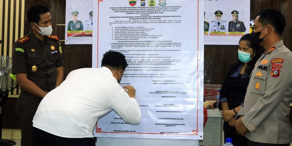 Bupati Samosir Vandiko Gultom saat menandatangani kesepakatan bersama terkait karhutla di Aula Mapolres Samosir, Rabu (3/8). Pada penandatanganan itu, ada 9 kesepakatan yang disetujui.