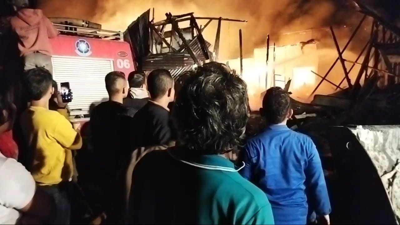 TERBAKAR: Kobaran api menghanguskan 8 unit rumah di Gang Oppung Tording, Jalan Gereja, Kelurahan Kota Sidikalang, Jumat (5/8/2022).  (Istimewa/Sumut Pos)