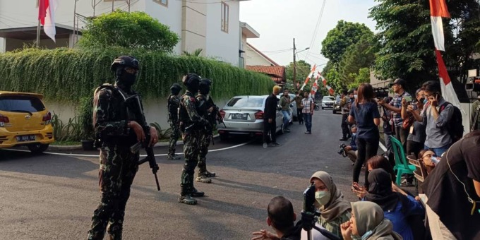 SIAGA: Personel Brimob berjaga di depan rumah Irjen Ferdy Sambo di Jalan Saguling III, Komplek Pertambangan Duren Tiga, Pancoran, Jakarta Selatan.