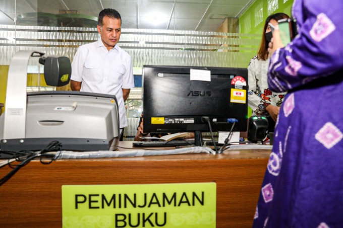 KUNJUNG: Wakil Gubernur (Wagub) Sumut Musa Rajekshah mengunjungi Dinas Perpusatkaan dan Arsip Daerah Sumut, di Jalan Brigjend Katamso Medan, Kamis (15/9).