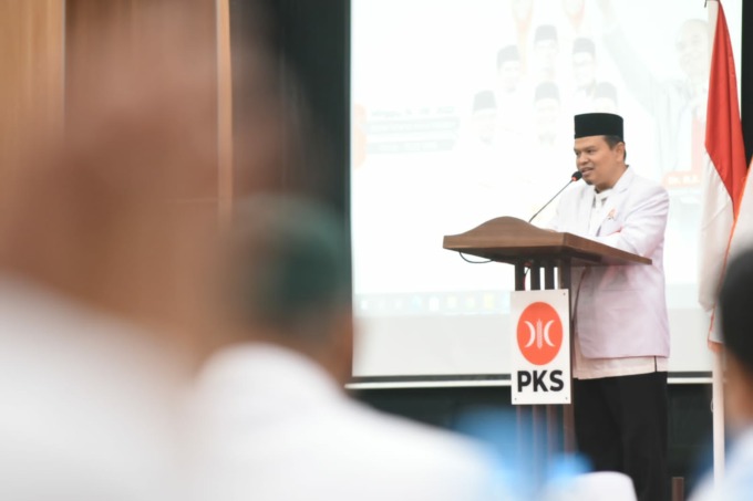 SAMBUTAN: Ketua DPD PKS Kota Medan, Kasman M Lubis, saat menyampaikan sambutan.