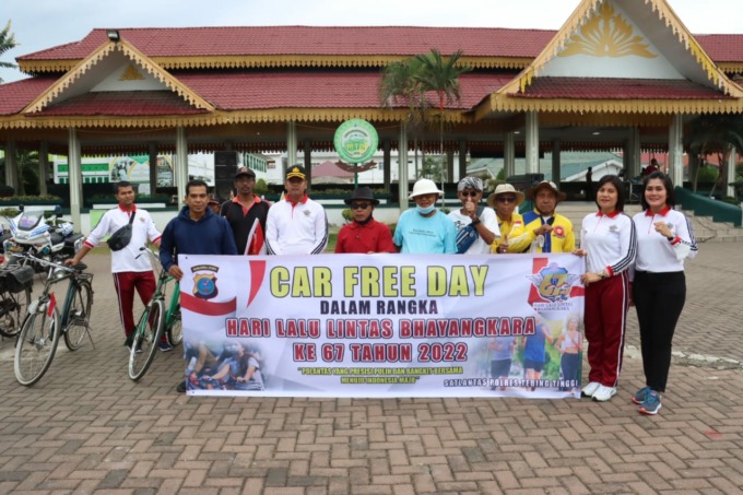 CFD: Pj Wali Kota Tebingtinggi Muhammad Dimiyathi bersama Kapolres Tebingtinggi AKBP M Kunto Wibisono dalam kegiatan CFD di Lapangan Merdeka Jalan Sutomo Tebingtinggi.