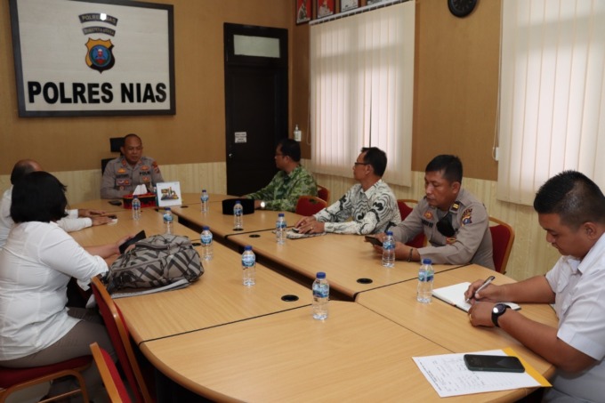 TERIMA: Kapolres Nias AKBP Luthfi saat menerima kunjungan FKUB Kabupaten Nias Utara di Ruang Vidcon Polres Nias, baru-baru ini.Adieli Laoli/Sumut Pos.