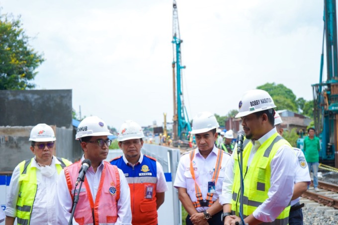 TINJAU: Menhub Budi Karya Sumadi dan Wali Kota Medan Bobby Nasution saat meninjau pembangunan jalur KA Medan-Binjai, Sabtu (24/9).