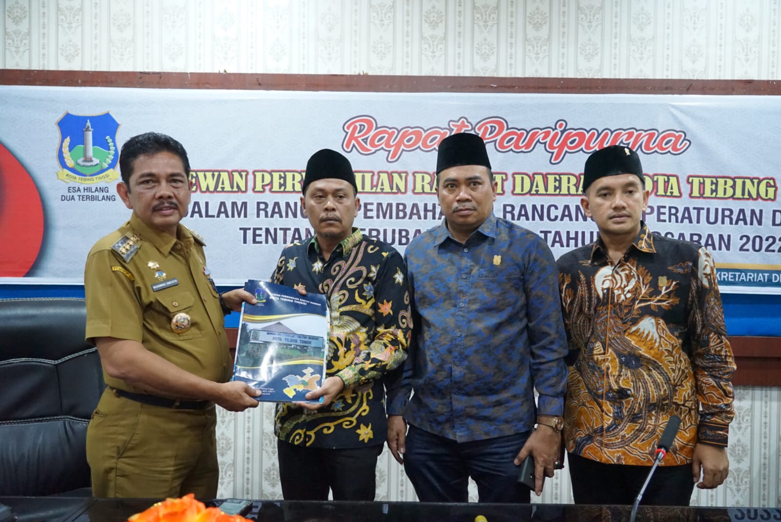 PENYERAHAN: Ketua DPRD Tebingtinggi Basyaruddin Nasution, Wakil Ketua DPRD M Azwar dan Irdian ketika menyerahkan pandangan akhir DPRD terkait Ranperda PAPBD tahun 2022 kepada Pj Wali Kota Muhammad Dimiyathi.