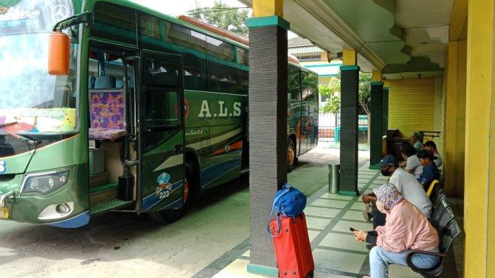 MENUNGGU: Penumpang menunggu keberangkatan di pool bus. Hingga kini Gubernur Sumut belum juga menerbitkan SK penyesuaian tarif angkutan darat.BAGUS SYAHPUTRA/Sumut Pos.