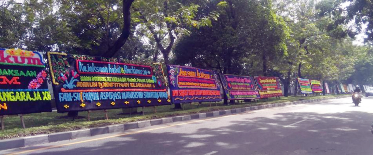 PAPAN BUNGA:  Kantor Kejaksaan Tinggi Sumatera Utara (Kejati Sumut) mendapat kiriman karangan bunga dari sejumlah elemen masyarakat. istimewa/sumut pos.