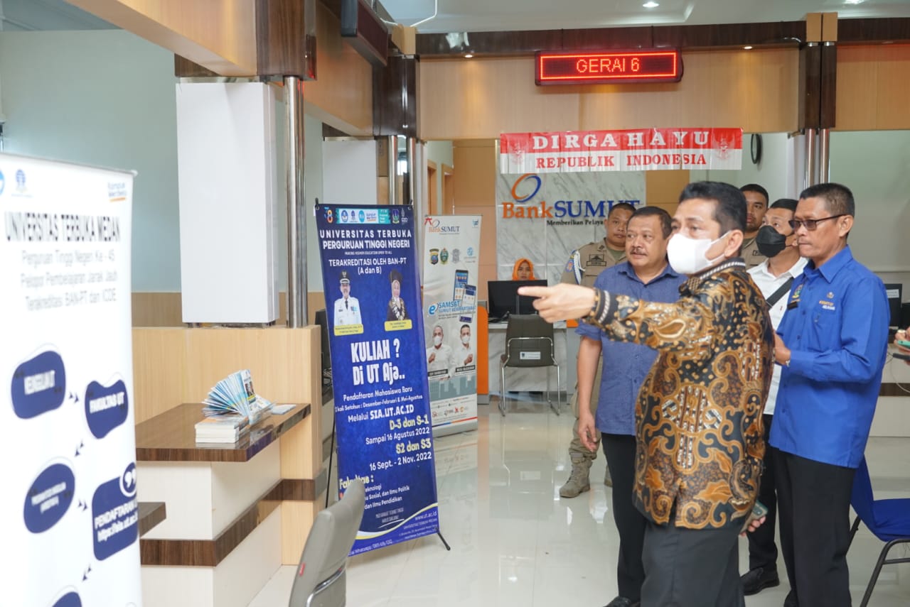 SIDAK: Pj Wali Kota Tebingtinggi Muhammad Dimiyathi ketika melakukan sidak ke Disduk Capil dan MPP Kota Tebingtinggi.