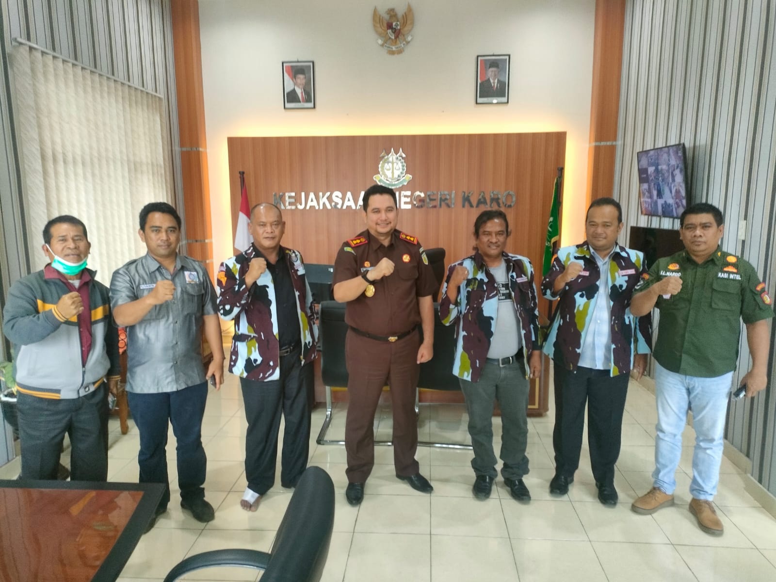 FOTO: Kajari Karo Tri Sutrisno SH MH foto bersama Ketua DPD IPK Karo Gembira Ginting.