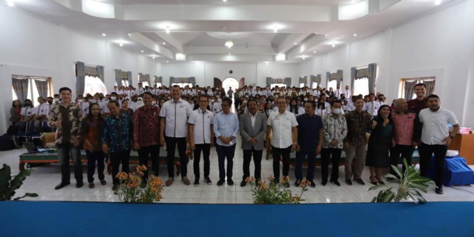 DIABADIKAN: Sekdakab Humbahas Tonny Sihombing, diabadikan bersama Pengurus PGTS dan para pelajar dari 9 kabupaten pada kegiatan bimbingan belajar gratis Gajah Toba, yang bekerja sama dengan Ganesha Operation (GO) di Aula Hutamas Perkantoran Bukit Inspiras