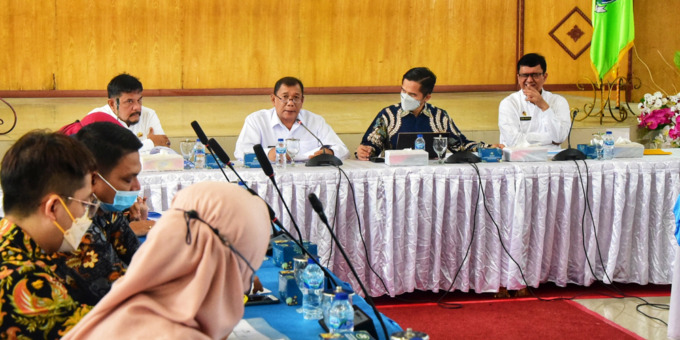 TERIMA: Bupati Deliserdang Ashari Tambunan menerima kunjungan Korsup KPK pada kegiatan rakor kegiatan Pelaksanaan Tugas Kedeputian Koordinasi dan Supervisi (Korsup) Pencapaian Monitoring Center for Prevention (MCP) Wilayah Sumatera Utara.DARMAWAN/SUMUT PO