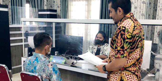 TELETI: Kepala Dinas Penanaman Modal dan Pelayanan Terpadu Satu Pintu (DPMPTSP) Kota Medan, Ferri Ichsan, meneliti berkas yang masuk.