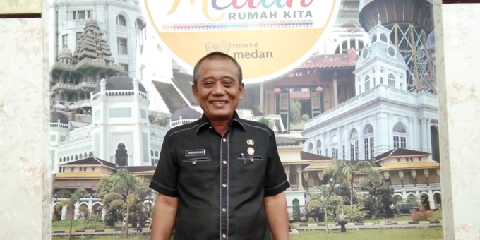 BERPOSE: Kepala Dinas Pariwisata Kota Medan Agus Suriyono, berpose difoto wartawan.markus/sumutpos.