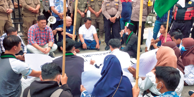 DUDUK: Tanpak Ketua DPRD Dairi, Sabam Sibarani bersama Wakil Ketua DPRD, Halvensius Tondang dan anggota DPRD, Hadi Suarno Panjaitan serta Jembal Ginting duduk mendengarkan aspirasi disampaikan HMI saat unjukrasa, Kamis (1/9).RUDY SITANGGANG/SUMUT POS.