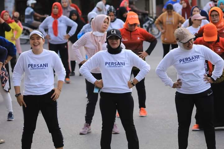 Pemerintah Kabupaten Labuhanbatu bersama Persatuan Senam Indonesia (PERSANI) Labuhanbatu terus mengajak masyarakat untuk senam sehat. (fajar)
