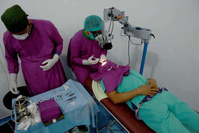 Foto: Istimewa Tim dokter melakukan operasi katarak gratis yang diselenggarakan PT Agincourt Resources, di RS Bhayangkara Batangtoru, Rabu (14/9/2022). Operasi katarak gratis tahun ini menargetkan minimal 600 mata, di dua lokasi yakni di Batangtoru dan Me