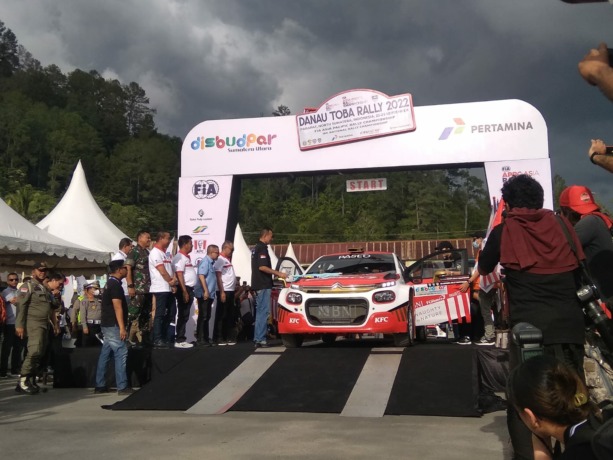 LEPAS: Wagubsu Musa Rajekshah melepas peserta APRC Danau Toba Rally di Terminal Sosor Saba Parapat, Jumat (23/9). (IST)