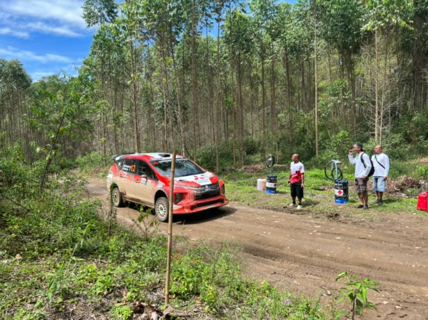 MELINTAS: Pereli Rifat Sungkar/Benjamin Searcy melintas di Aek Naluri, Parapat Parapat, Sabtu (24/9). (IST)
