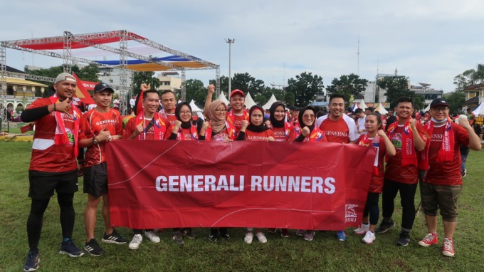 Bersama: Chief Marketing Officer Generali Indonesia, Vivin Arbianti Gautama bersama Head of Corporate Communications Generali Indonesia, Windra Krismansyah, dan lainnya, di kawasan Istana Maimun Medan melalui Friendship Run Medan, Minggu (25/9). Dewi/Sumu