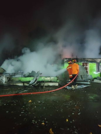 Istimewa/Sumut Pos BPBD Kota Binjai bantu memadamkan api dalam kebakaran di areal THM CDI, Dusun Salang Tunas, Desa Namorube Julu, Kutalimbaru, Deliserdang.