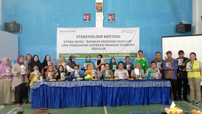 Seluruh peserta diskusi bedah buku dan penulis berfoto bersama di Aula Kantor Desa Bulu Cina. (Ist)
