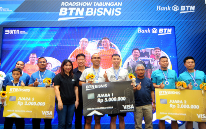 Mantan atlet bulutangkis nasional, Alan Budikusuma dan Susi Susanti menjadi model iklan Bank BTN menyerahkan hadiah kepada para juara bulutangkis, Sabtu (24/9) kemarin.