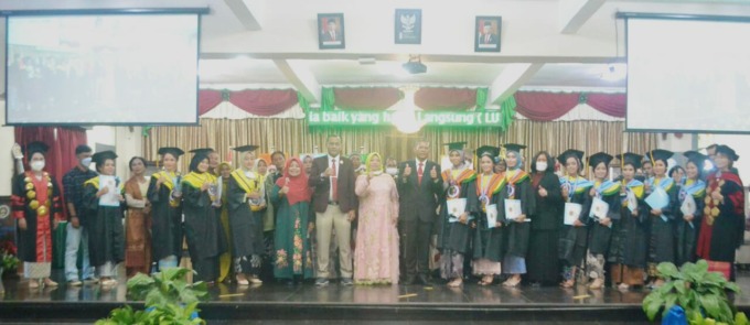 DEDDI MULIA PURBA/SUMUT POS MITRA HUSADA: Kepala Bagian Umum LLDikti Sumut, ketua STIKes Mitra Husada, ketua Yayasan Mitra Husada, ketua DPW PPNI Sumut dan ketua AIPVIKI Sumut bersama lulusan terbaik STIKes Mitra Husada, Sabtu (24/9).