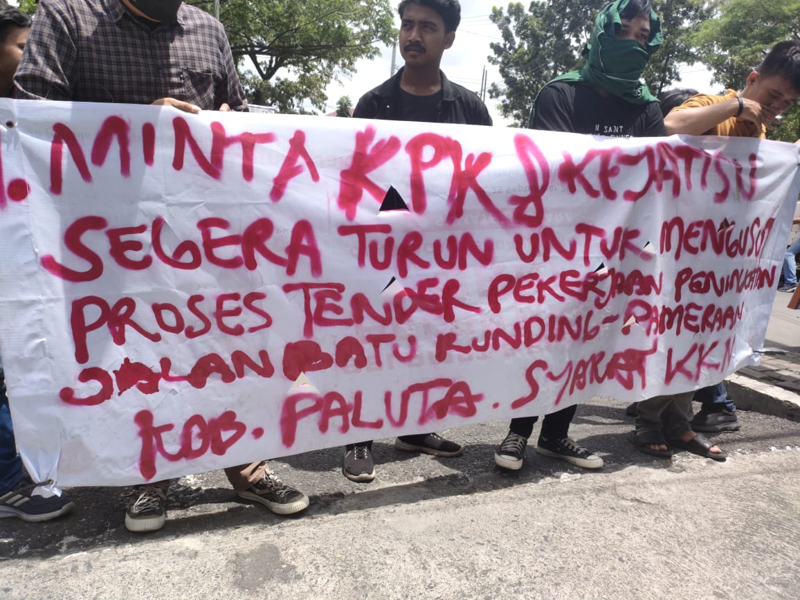 AKSI: Massa GMPET-SU melakukan aksi di Kejatisu, Rabu (18/9)/2022)