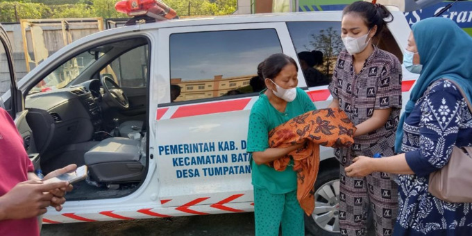 BAWA: Sumi membawa pulang jenajah anaknya yang meninggal karena menderita gizi buruk.ISTIMEWAH/SUMUT POS.