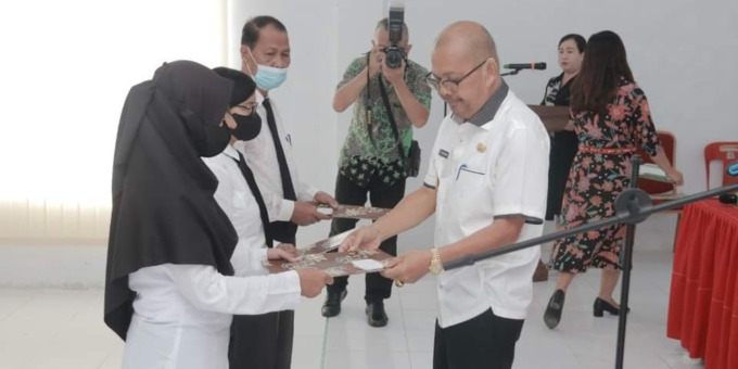 simbolis: Wali Kota Gunungsitoli Ir Lakhomizaro Zebua menyerahkan SK kepada 249 orang PPPK Tenaga Guru Formasi Tahun 2021, pada pelantikan yang dilaksanakan, Jumat (16/9).