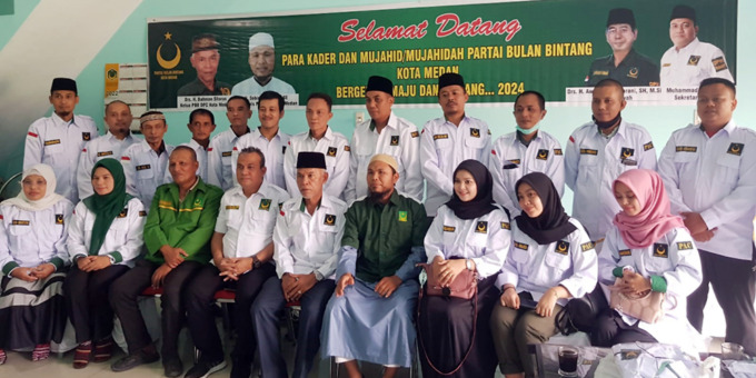 FOTO BERSAMA: Ketua DPC PBB Kota Medan Dahman Sitorus, Sekretaris DPC PBB Kota Medan H. Sobirin Harahap, para Ketua Pimpinan Anak Cabang se-Kota Medan, foto bersama di sela-sela acara.