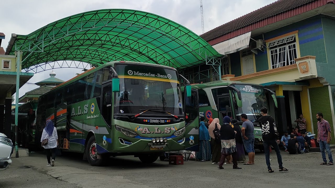 POOL BUS: Sejumlah penumpang menunggu keberangkatan di Pool Bus di kawasan Jalan Sisingamangaraja, Medan Amplas, beberapa waktu lalu.istimewa/sumutpos.