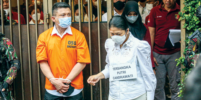 REKONSTRUKSI: Irjen Pol Ferdy Sambo dan Putri Candrawathi saat mengikuti rekonstruksi kasus pembunuhan berencana terhadap Brigadir J di Kompleks Polri Duren Tiga, Jakarta, Selasa (30/8). Proses rekonstruksi atau reka ulang pembunuhan terhadap Brigadir J