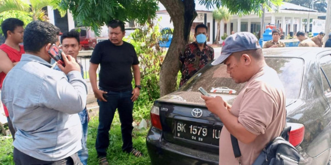 OLAH TKP: Petugas Polres Deliserdang melakukan olah TKP di mobil Kades Medan Sinembah yang dirusak komplotan maling hingga mengakibatkan uang BLT sebesar Rp106 juta raib.